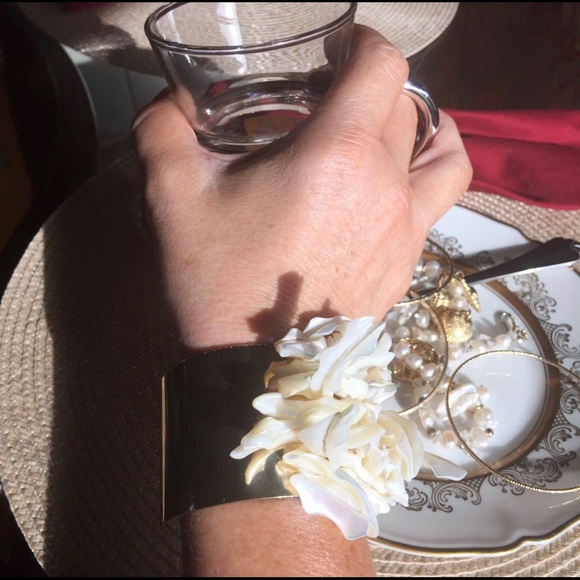 Gold tone Shell Cuff - Picture 3 of 6